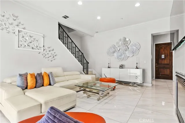 $900,000 | 6920 Valmont Street, Unit 5, Tujunga, CA 91042