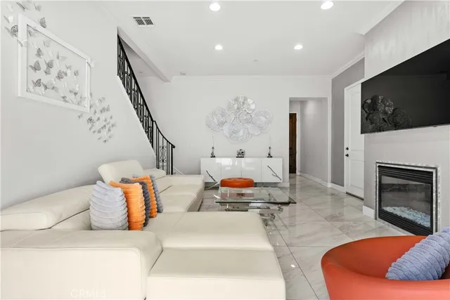 $900,000 | 6920 Valmont Street, Unit 5, Tujunga, CA 91042