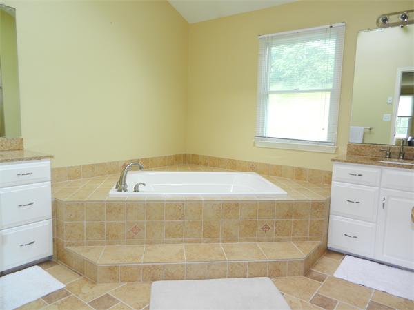 77 Robert Road Marlborough, MA 01752 - Photo 11 of 25 Gallery Image 11