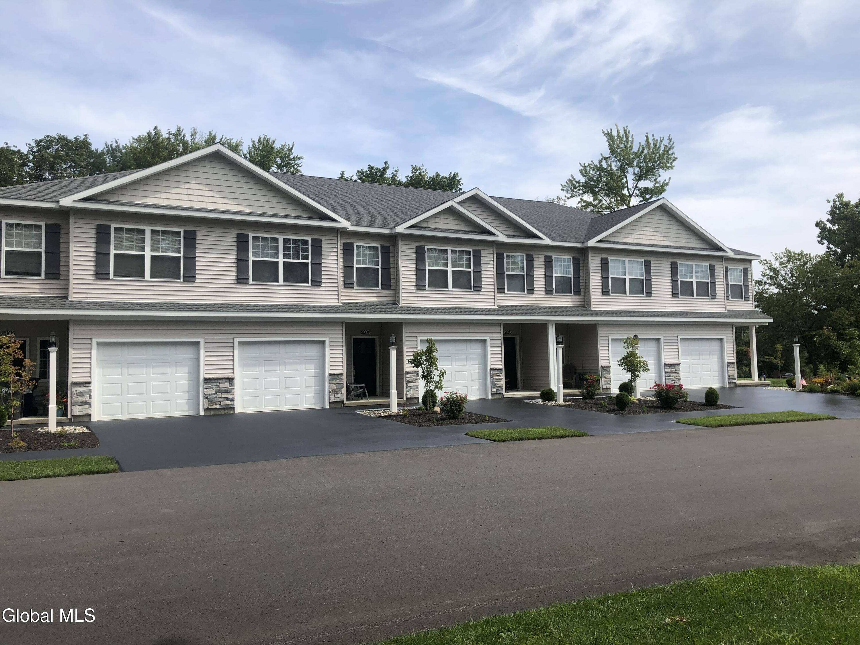 2011 Rdg Mnr Court Niskayuna, NY 12309 - Photo 2 of 29 IMG_1313