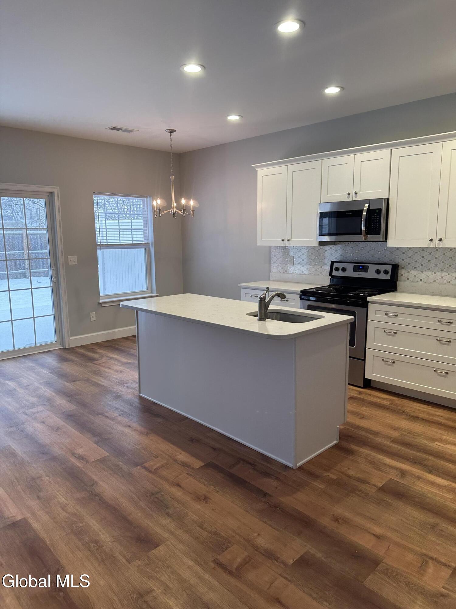 2011 Rdg Mnr Court Niskayuna, NY 12309 - Photo 6 of 29 IMG_6305-1