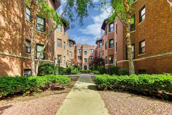 $399,000 | 530 West Cornelia Avenue, Unit 2N, Chicago, IL 60657