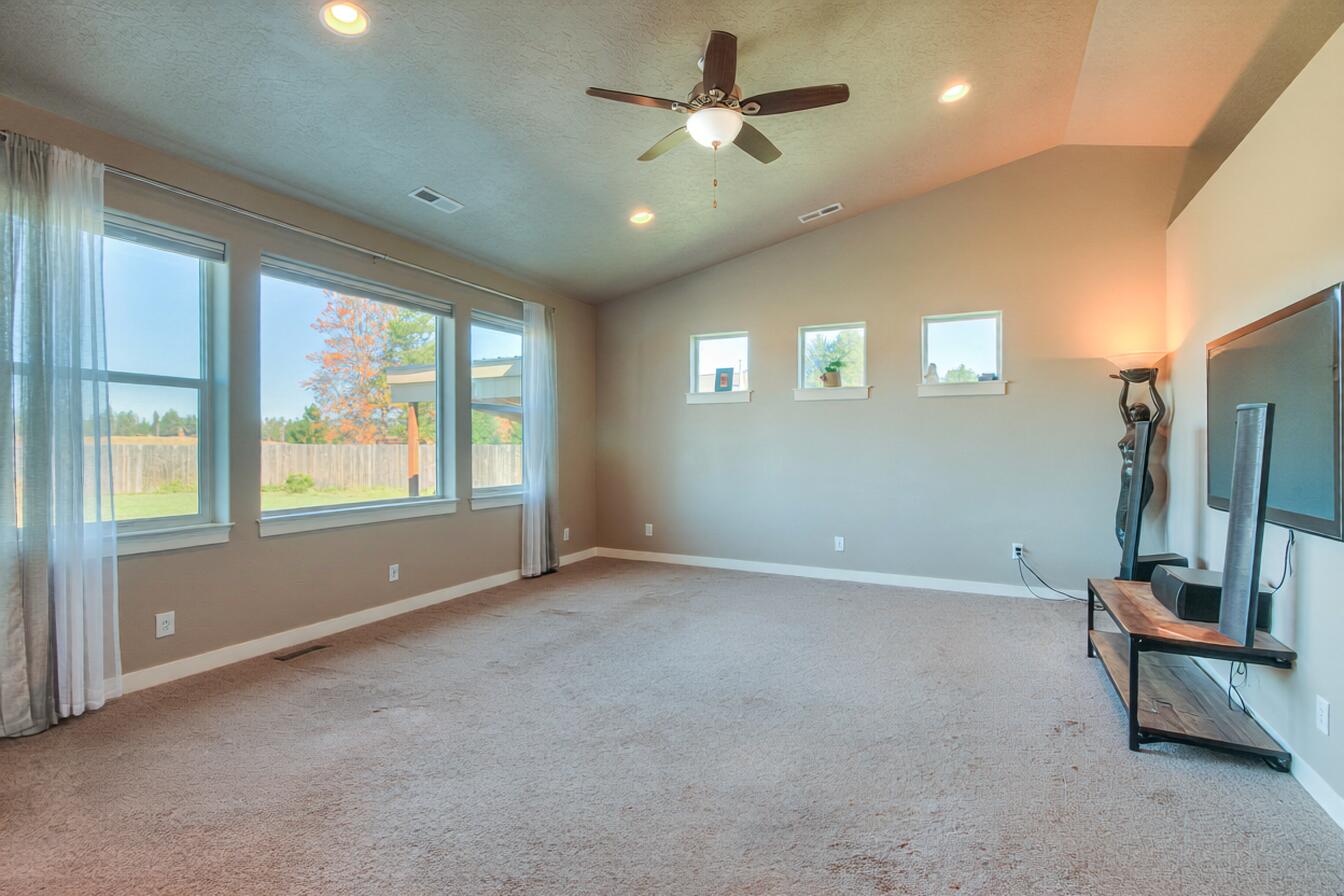53475 Bridge Drive La Pine, OR 97739 - Photo 7 of 34 IMG_7130