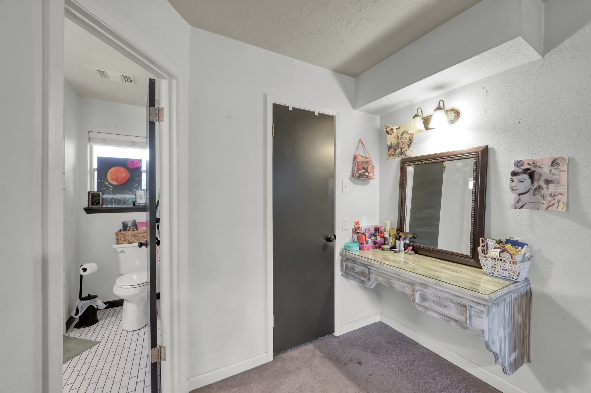 25610 Walnut Grove Circle Spring, TX 77380 - Photo 18 of 29 a very nice looking room with a mirror