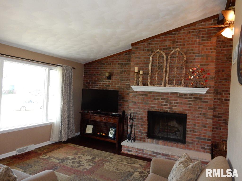 217 Harvester Road Canton, IL 61520 - Photo 3 of 35 Gallery Image 3