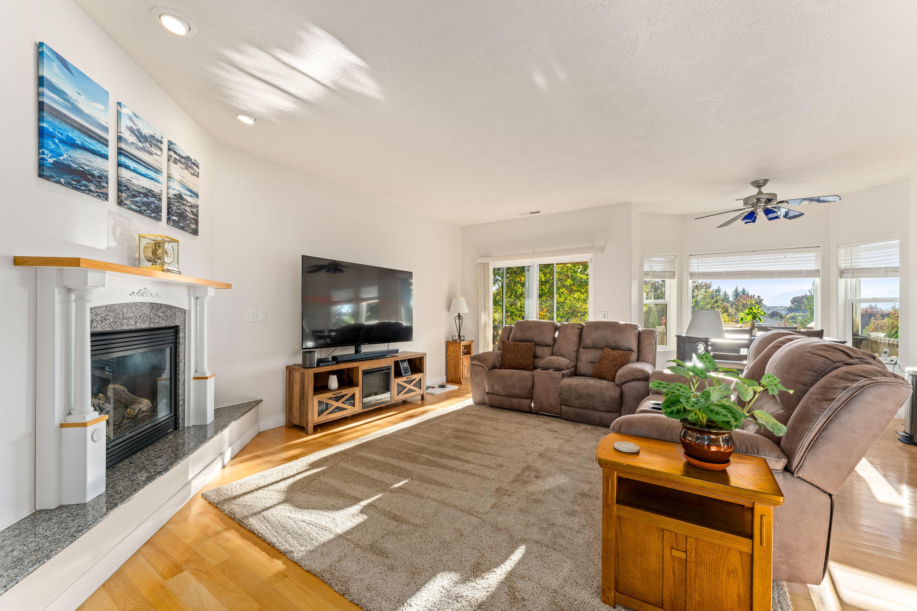 223 Ridgeway Avenue Central Point, OR 97502 - Photo 8 of 36 Family Room