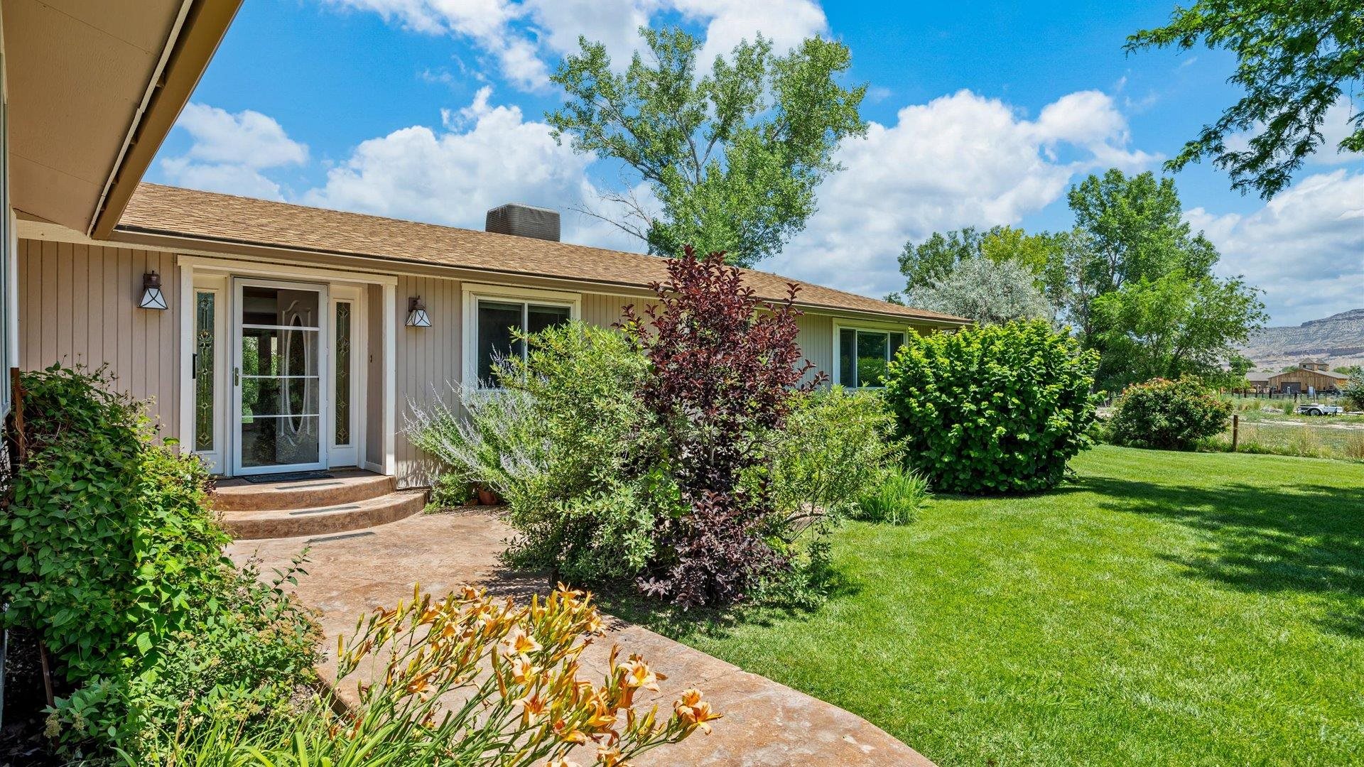 3482 F Road Clifton, CO 81520 - Photo 4 of 30 a front view of house with yard and green space