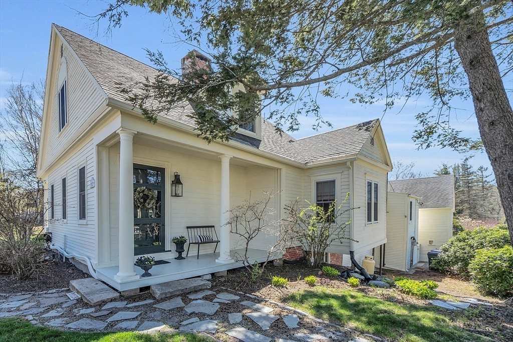 a view of a house with yard and plants