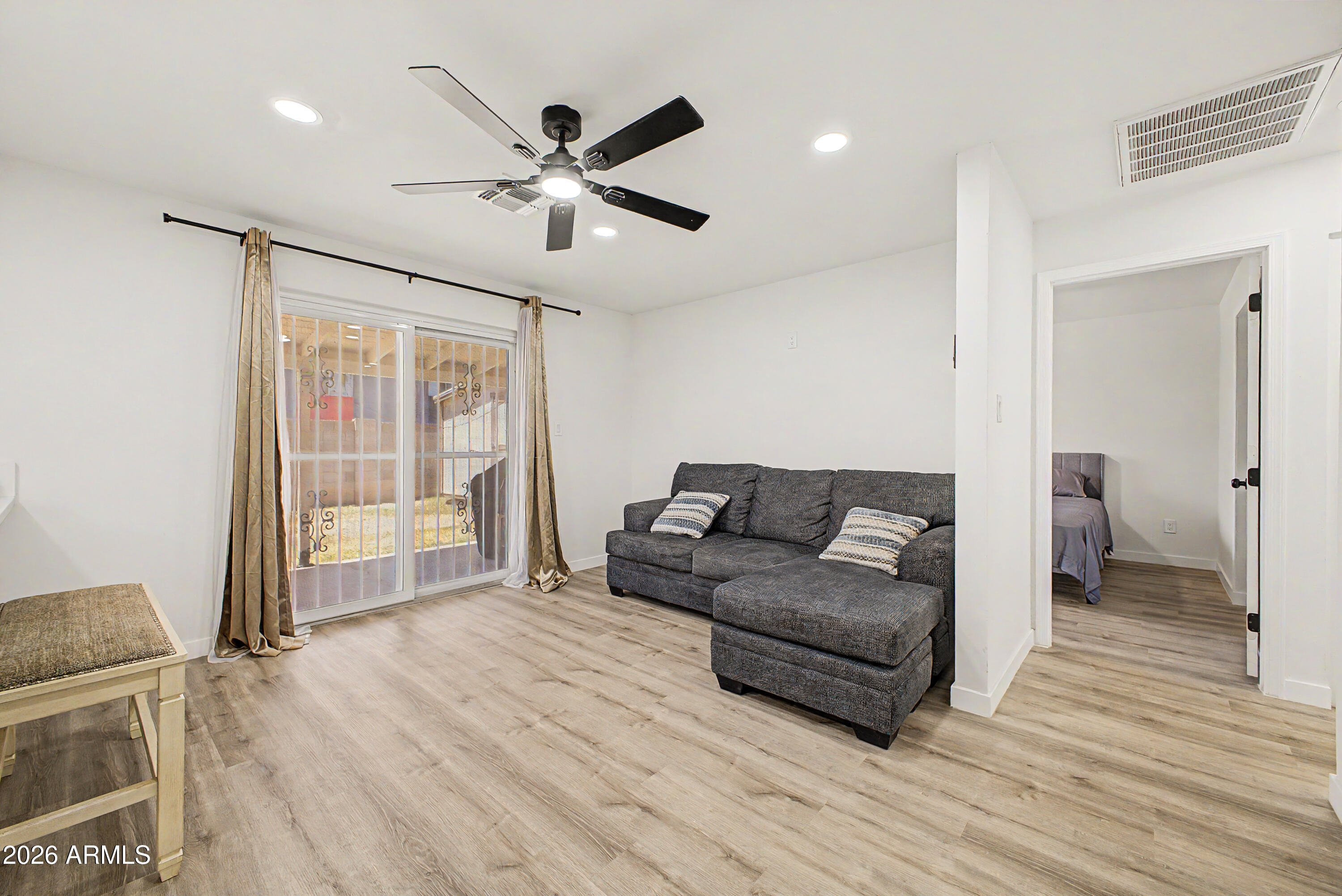 3901 West Elm Street Phoenix, AZ 85019 - Photo 3 of 18 454c44ea5134f9d6d3b133c9ca710691