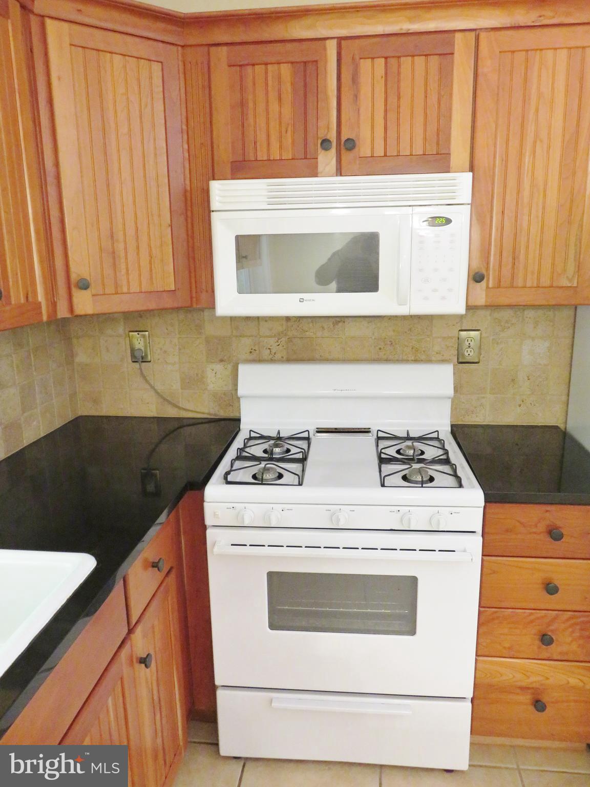 11443 Beideman Road Lincoln, DE 19960 - Photo 14 of 43 Gas range in kitchen