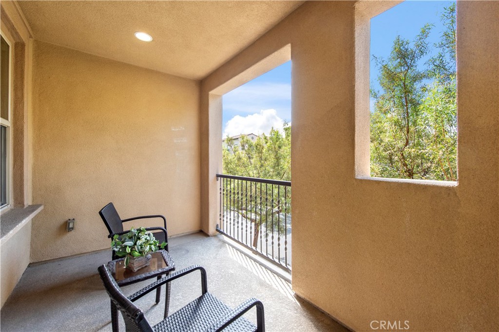 68 Origin Irvine, CA 92618 - Photo 25 of 43 a living room with furniture and a potted plant
