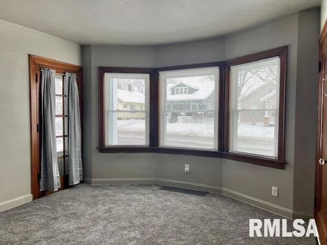 $1,000 | 2133 North Division Street, Davenport, IA 52804