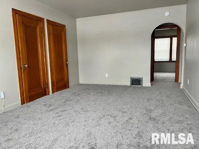 $1,000 | 2133 North Division Street, Davenport, IA 52804