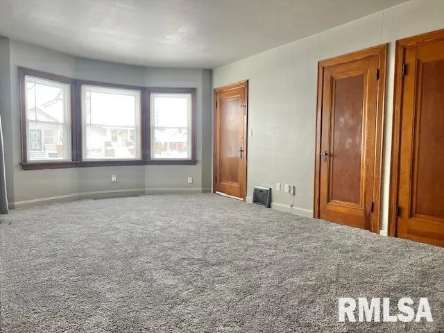 $1,000 | 2133 North Division Street, Davenport, IA 52804