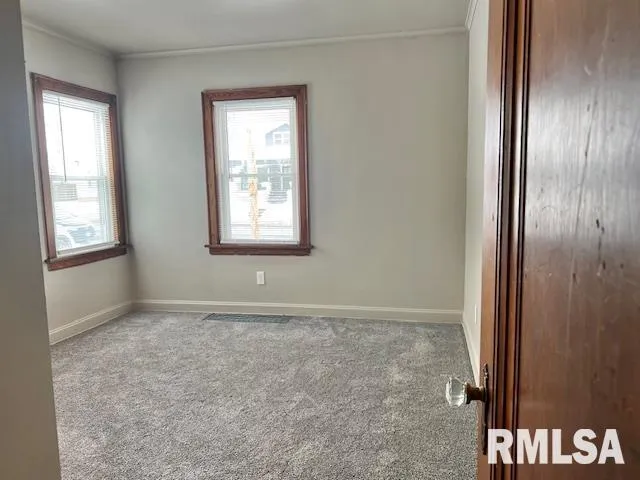 $1,000 | 2133 North Division Street, Davenport, IA 52804