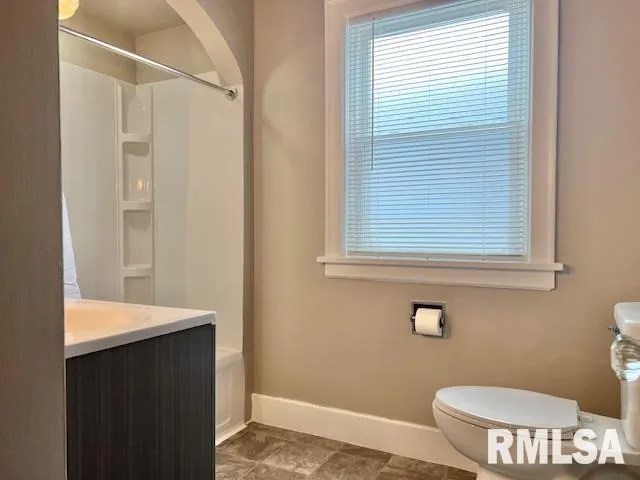 $1,000 | 2133 North Division Street, Davenport, IA 52804