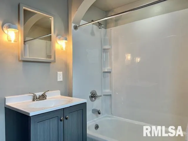 $1,000 | 2133 North Division Street, Davenport, IA 52804