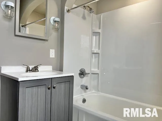 $1,000 | 2133 North Division Street, Davenport, IA 52804