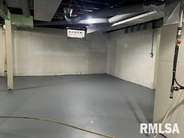 $1,000 | 2133 North Division Street, Davenport, IA 52804