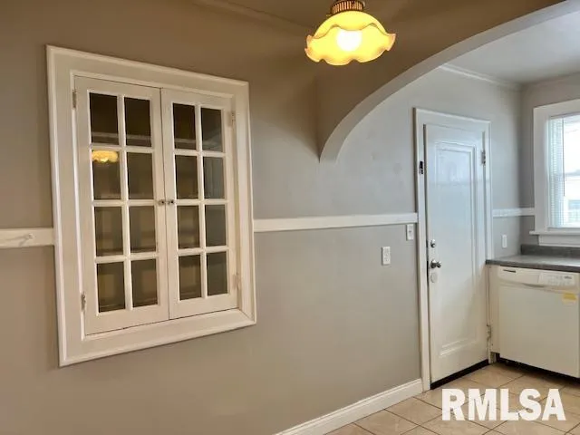 $1,000 | 2133 North Division Street, Davenport, IA 52804