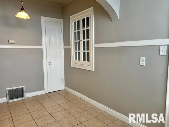 $1,000 | 2133 North Division Street, Davenport, IA 52804