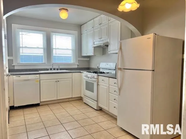 $1,000 | 2133 North Division Street, Davenport, IA 52804