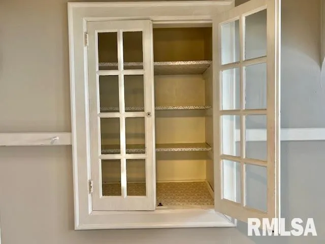 $1,000 | 2133 North Division Street, Davenport, IA 52804