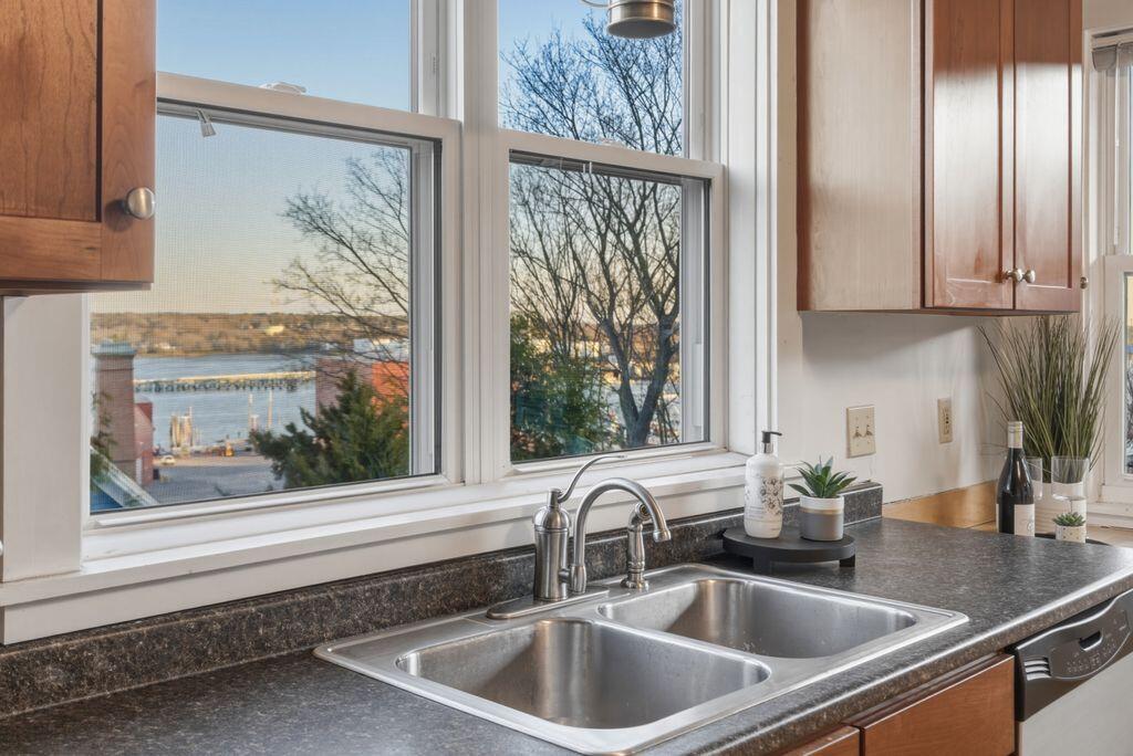 92 Salem Street, Unit 2 Portland, ME 04102 - Photo 6 of 26 9_DSC01218