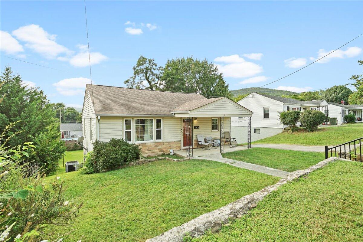 a view of a house with backyard and sitting area
