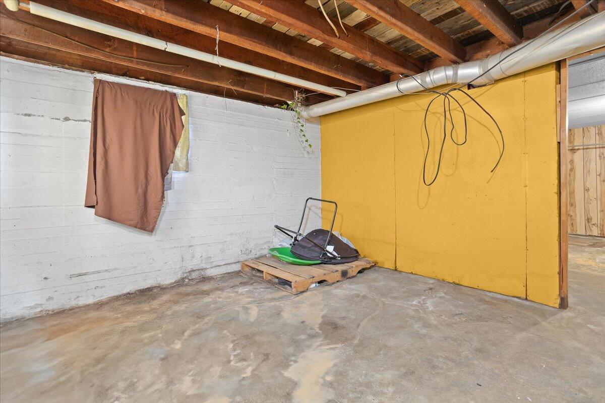 519 Bruffey Street Salem, VA 24153 - Photo 17 of 26 a room with musical instruments