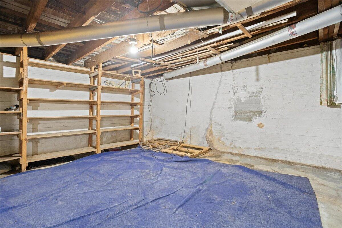 519 Bruffey Street Salem, VA 24153 - Photo 19 of 26 a view of room with walk in closet