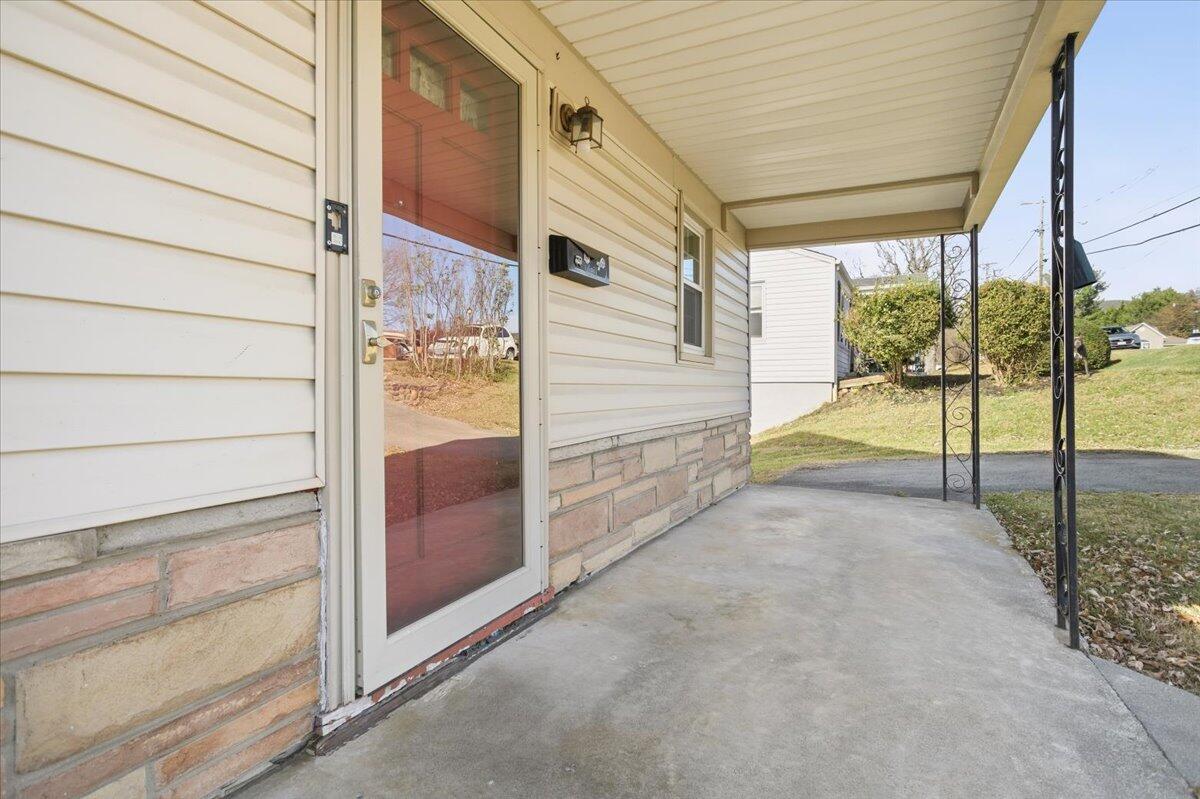 519 Bruffey Street Salem, VA 24153 - Photo 4 of 26 a view of an entryway