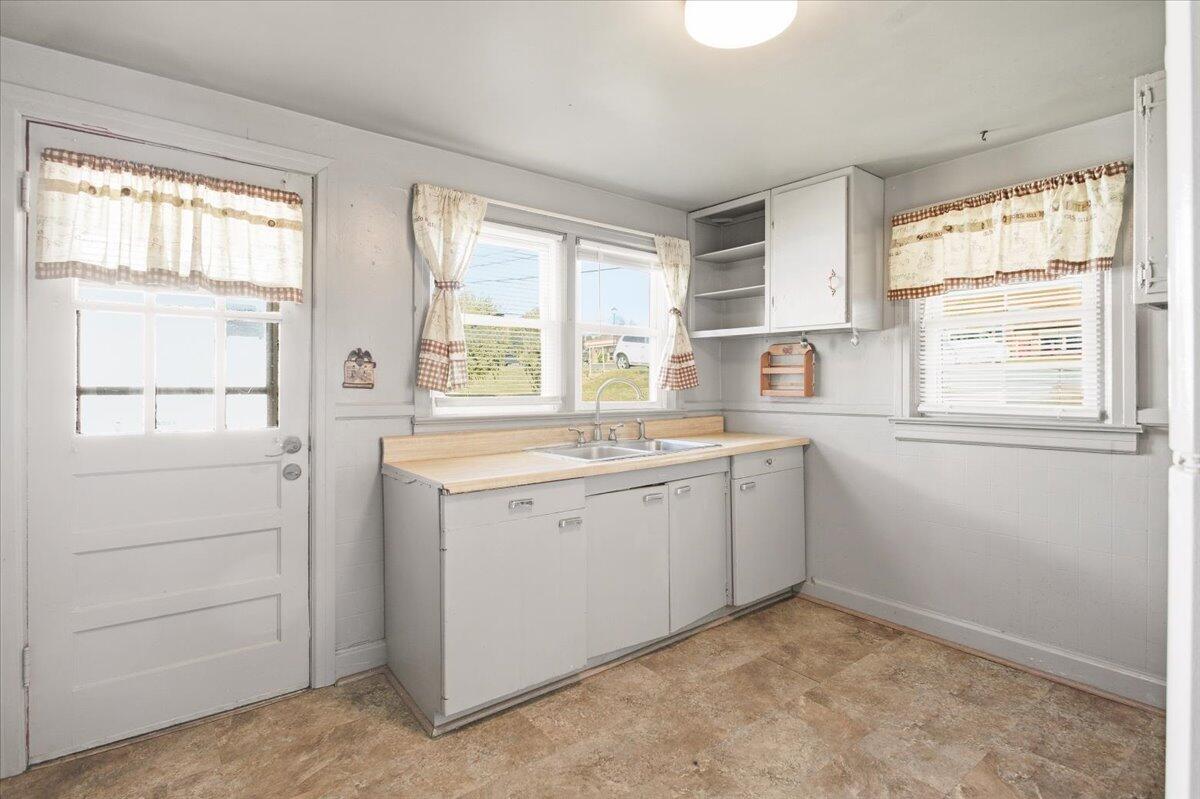519 Bruffey Street Salem, VA 24153 - Photo 8 of 26 a view of a kitchen with a window