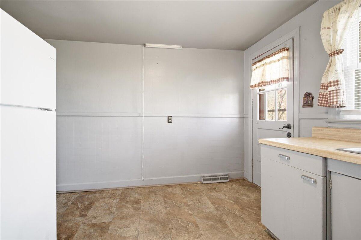519 Bruffey Street Salem, VA 24153 - Photo 10 of 26 a view of a kitchen with empty racks