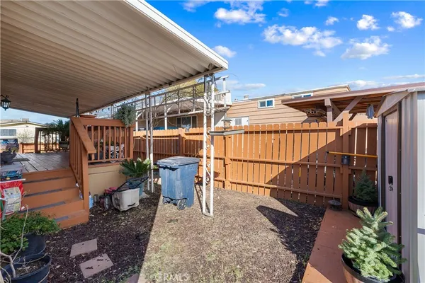 a view of entryway with outdoor seating
