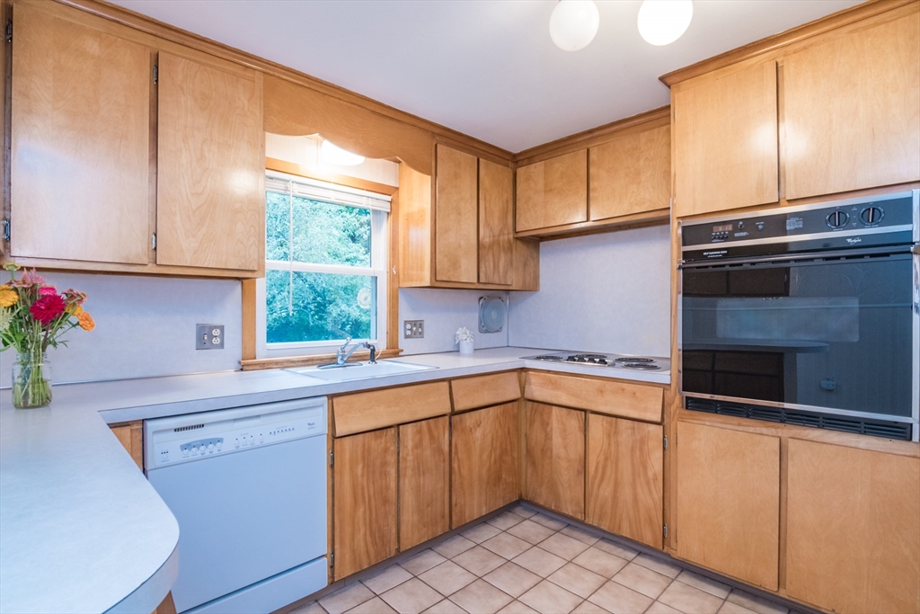41 Oak Road Longmeadow, MA 01106 - Photo 13 of 35