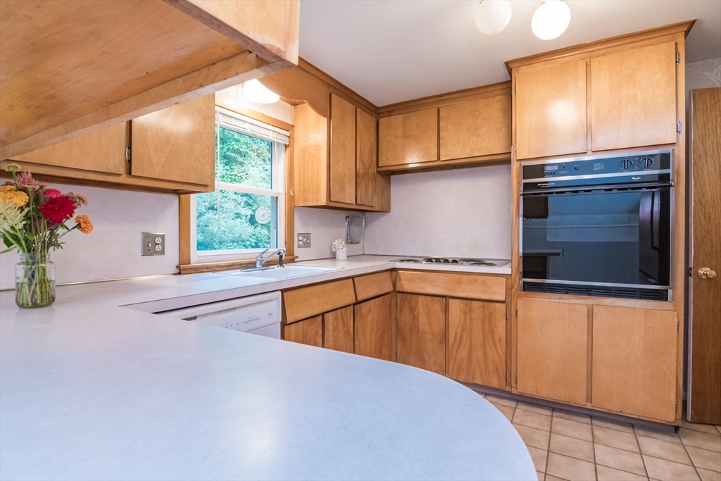 41 Oak Road Longmeadow, MA 01106 - Photo 18 of 35