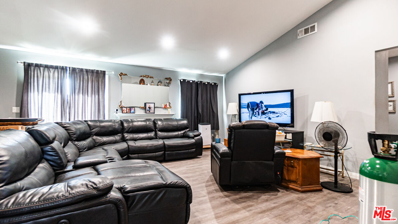 650 Bluebell Place Oxnard, CA 93036 - Photo 4 of 28