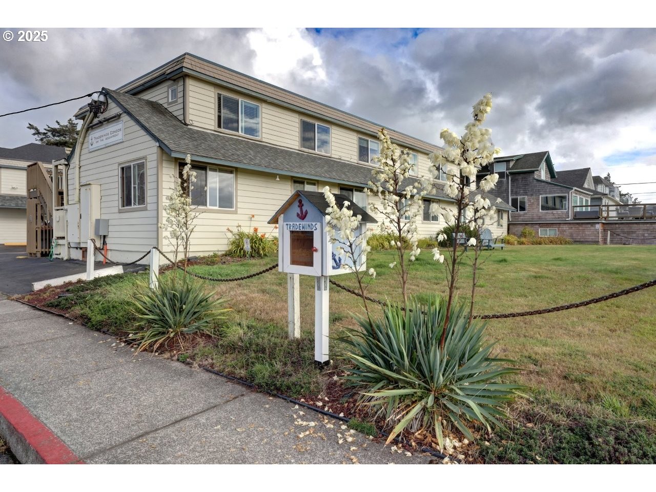 1022 North Prom Tradewinds, Unit 208 Seaside, OR 97138 - Photo 21 of 34 a front view of a house with garden