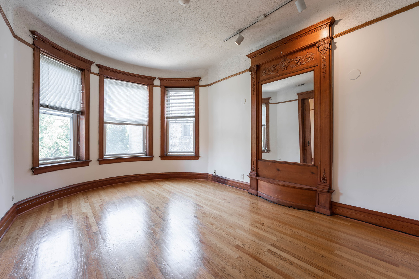4060 North Sheridan Road, Unit 3S Chicago, IL 60613 - Photo 12 of 15 an empty room with wooden floor and windows