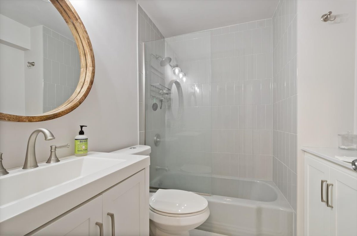 5701 North Sheridan Road, Unit 16C Chicago, IL 60660 - Photo 10 of 17