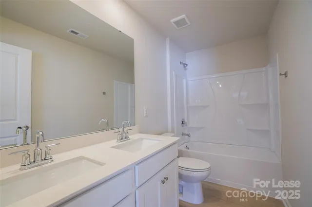 a view of empty room with ceiling fan
