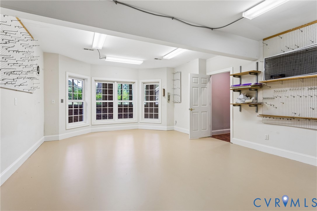3009 Travis Pond Road Williamsburg, VA 23185 - Photo 71 of 100 Spacious room with light-colored flooring and whit