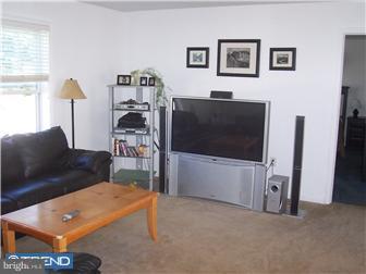63 Fordham Road Pennsville, NJ 08070 - Photo 3 of 12 Living Room