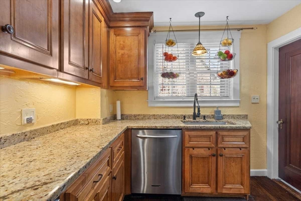 860 Pleasant Street Worcester, MA 01602 - Photo 14 of 32