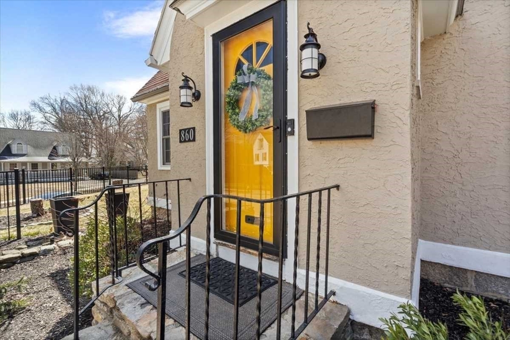 860 Pleasant Street Worcester, MA 01602 - Photo 3 of 32