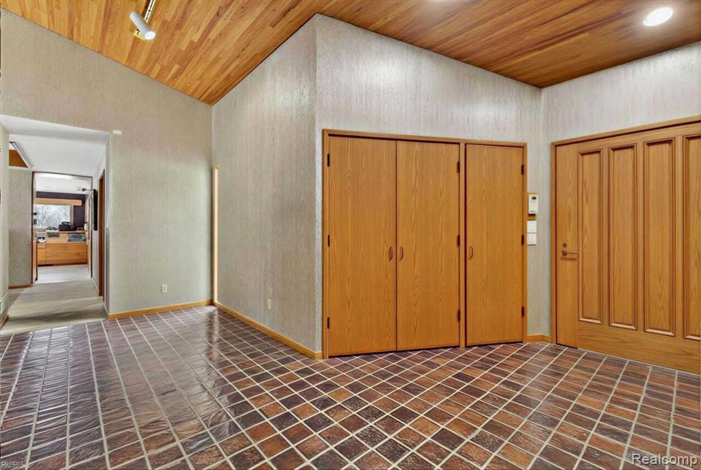 2551 Patterson Lake Road Pinckney, MI 48169 - Photo 21 of 95