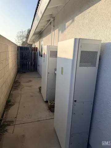 a close view of stove with microwave