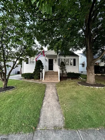 a view of a house with a back yard
