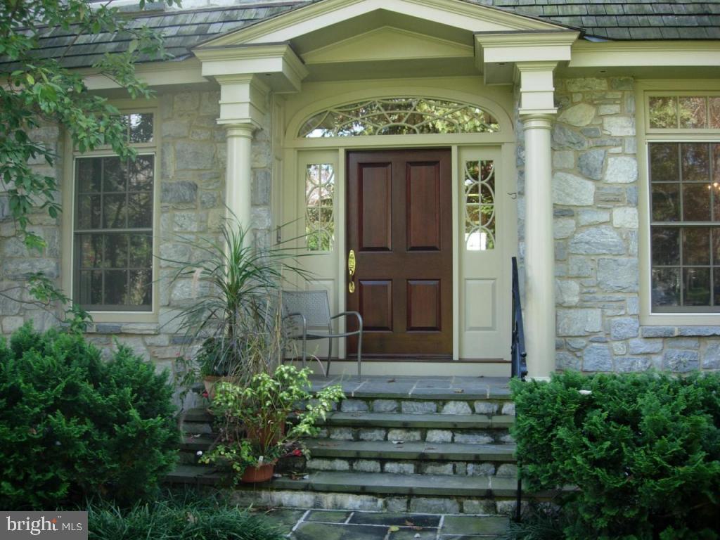 38 Oakhill Drive Lititz, PA 17543 - Photo 27 of 37 a front view of a house with a garden